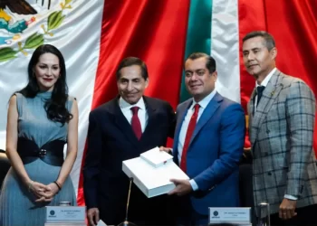 Hacienda entrega paquete económico 2025; prevé que peso esté en $18.70 por dólar