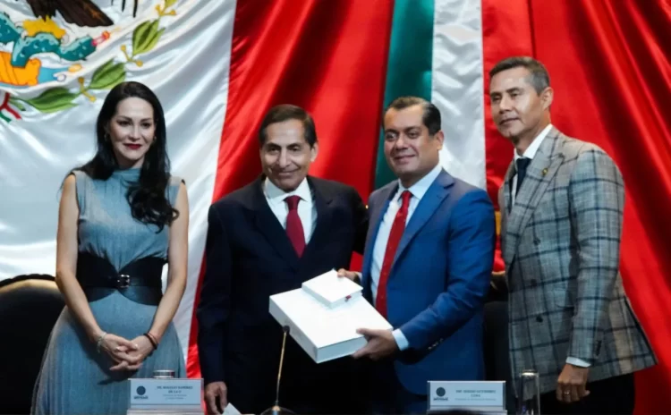 Hacienda entrega paquete económico 2025; prevé que peso esté en $18.70 por dólar