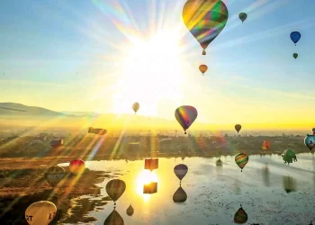 Globos aerostáticos colorean el cielo de zona de León, Guanajuato, México