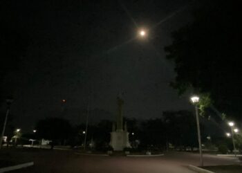 Imágenes de la Gran Luna de Noviembre, desde Plaza de los Héroes en Cd. Victoria, Tamaulipas.