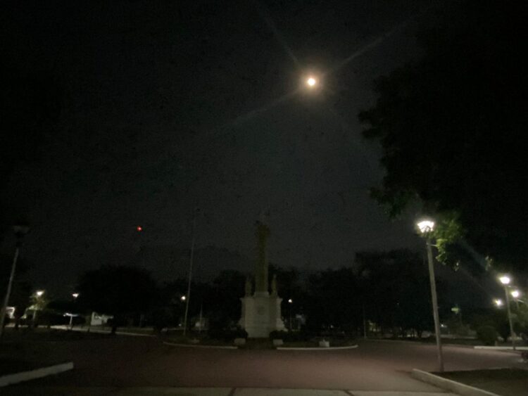 Imágenes de la Gran Luna de Noviembre, desde Plaza de los Héroes en Cd. Victoria, Tamaulipas.