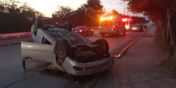 Cinco heridos, tras una volcadura de auto en Eje Vial “Lázaro Cárdenas de Cd. Victoria