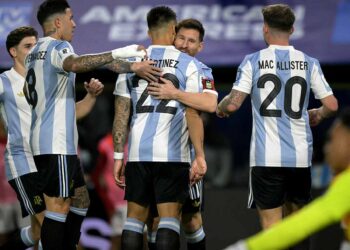 Argentina se afianza como líder de la eliminatoria tras superar a Perú