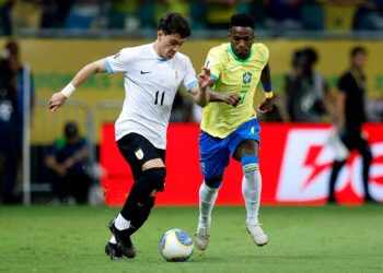 Brasil apenas rescata empate ante Uruguay y pierde terreno