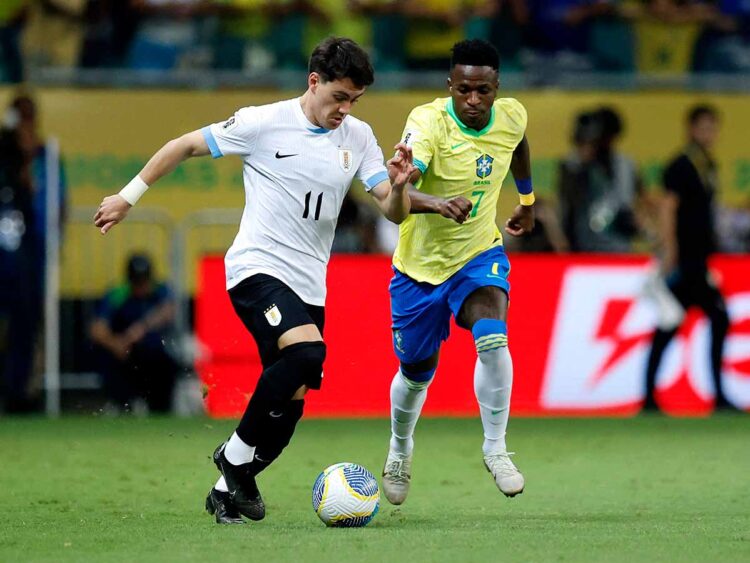 Brasil apenas rescata empate ante Uruguay y pierde terreno