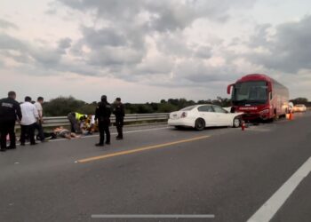 Choque carretero de coche y autobús deja un saldo de cinco lesionados