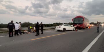Choque carretero de coche y autobús deja un saldo de cinco lesionados