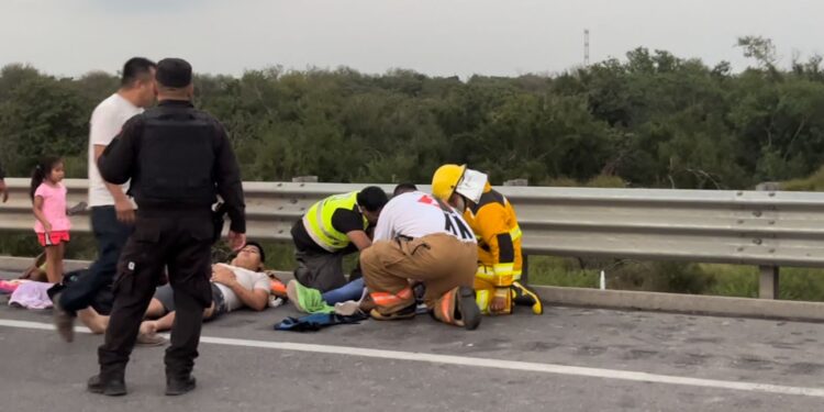 Choque carretero de coche y autobús deja un saldo de cinco lesionados