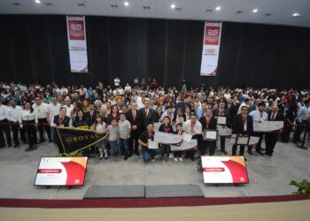 Entrega gobernador Américo Villarreal premios a ganadores de certámenes de ciencias