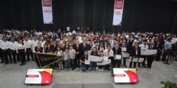 Entrega gobernador Américo Villarreal premios a ganadores de certámenes de ciencias