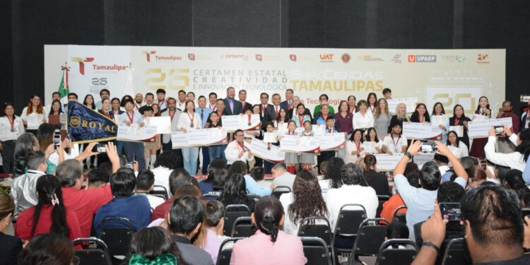 Entrega gobernador Américo Villarreal premios a ganadores de certámenes de ciencias