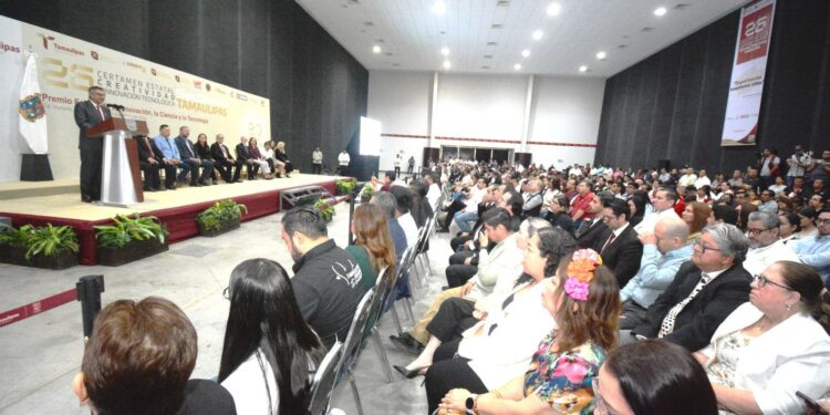 Entrega gobernador Américo Villarreal premios a ganadores de certámenes de ciencias