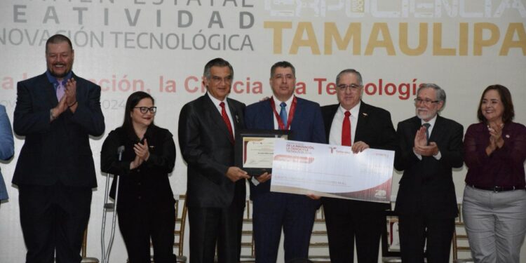 Entrega gobernador Américo Villarreal premios a ganadores de certámenes de ciencias
