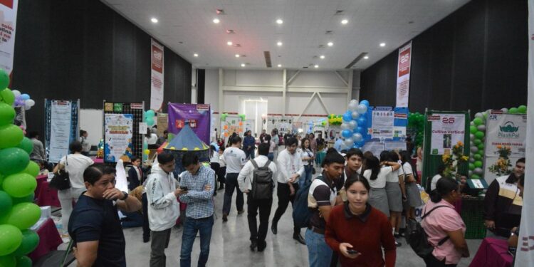 Entrega gobernador Américo Villarreal premios a ganadores de certámenes de ciencias