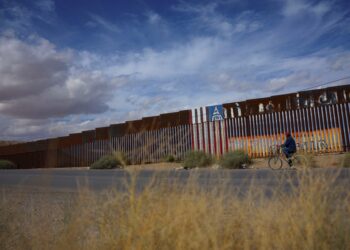 Texas ‘se apunta’ con Trump y le dará terrenos para crear centros de detención de migrantes