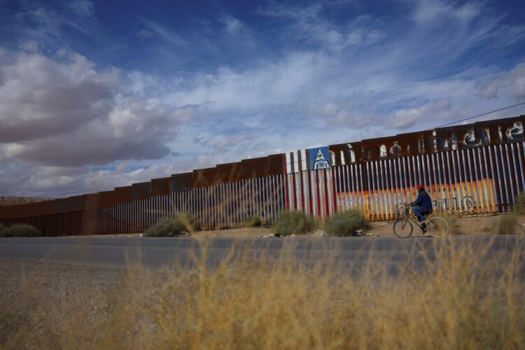 Texas ‘se apunta’ con Trump y le dará terrenos para crear centros de detención de migrantes