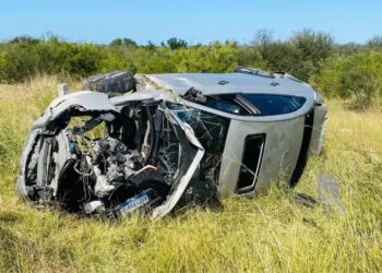 Vuelca doctor de Farmacias Simi en carretera Victoria-Soto la Marina; queda hospitalizado