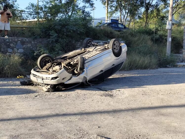 Vuelca auto en la calle CTM de la Col. “Luis Quintero” de Cd. Victoria