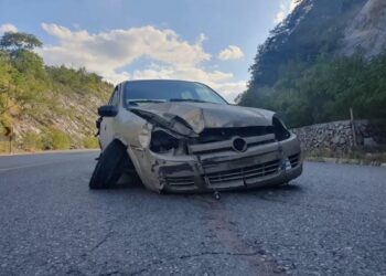 Conductor herido al estrellar auto en talud en la carretera “Rumbo Nuevo”