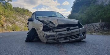 Conductor herido al estrellar auto en talud en la carretera “Rumbo Nuevo”