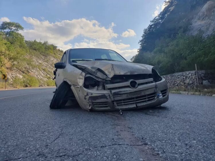 Conductor herido al estrellar auto en talud en la carretera “Rumbo Nuevo”
