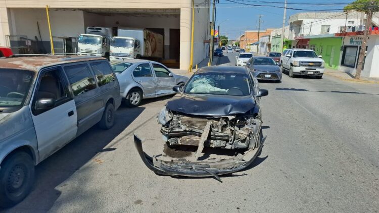 Tres heridos y cuantiosos daños deja choque en el crucero 9 y Abasolo de Cd. Victoria