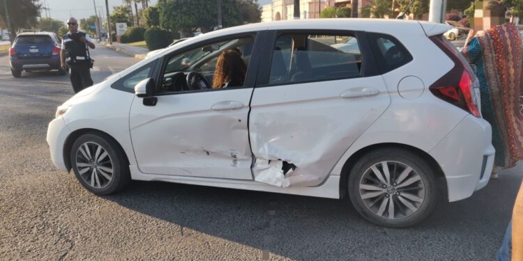 Choque de autos provoca caos vial en cruce de bulevares Tamaulipas y López Mateos