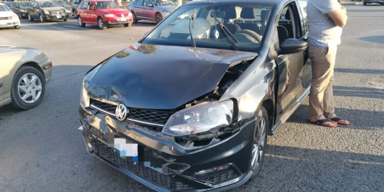 Choque de autos provoca caos vial en cruce de bulevares Tamaulipas y López Mateos