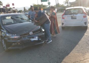 Choque de autos provoca caos vial en cruce de bulevares Tamaulipas y López Mateos