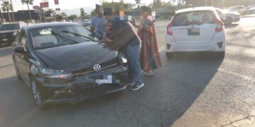 Choque de autos provoca caos vial en cruce de bulevares Tamaulipas y López Mateos