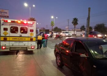 Dos heridos al chocar motocicleta y auto en la Av. José Sulaimán