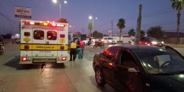 Dos heridos al chocar motocicleta y auto en la Av. José Sulaimán