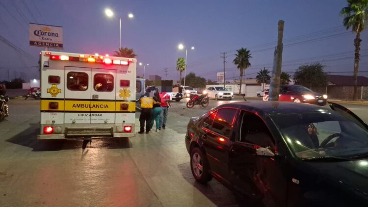 Dos heridos al chocar motocicleta y auto en la Av. José Sulaimán