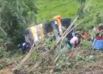 Fin de curso termina en tragedia en Perú; autobús cae a precipicio, 11 muertos