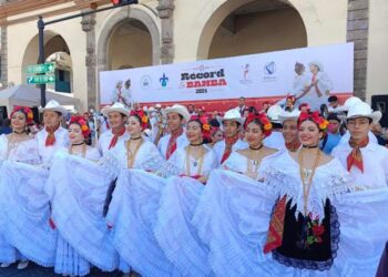 Veracruzanos rompen récord bailando ‘La Bamba’