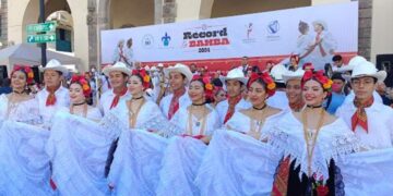Veracruzanos rompen récord bailando ‘La Bamba’