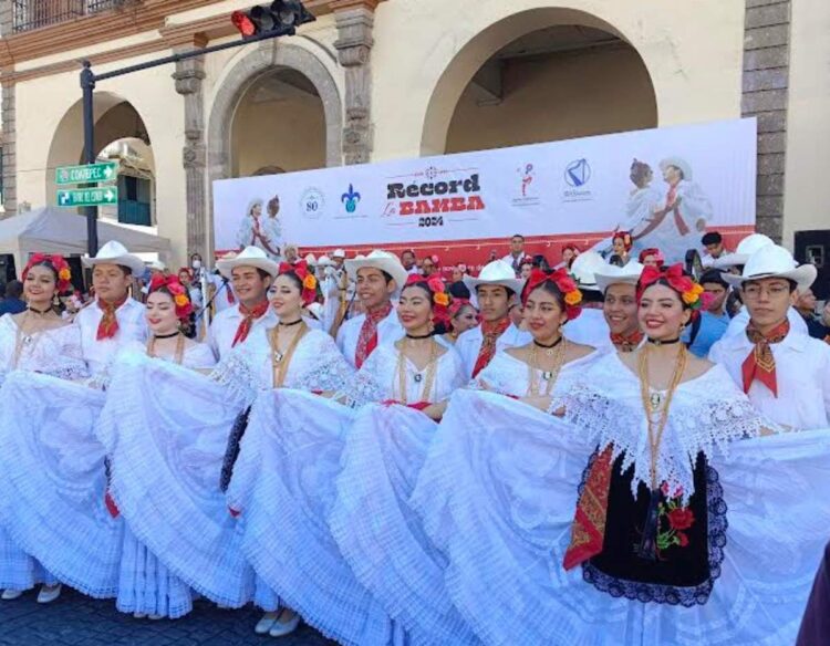 Veracruzanos rompen récord bailando ‘La Bamba’