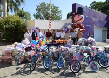 Entregan secretario general de Gobierno y su equipo de trabajo, juguetes al DIF Tamaulipas                   