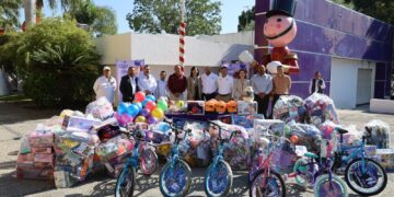 Entregan secretario general de Gobierno y su equipo de trabajo, juguetes al DIF Tamaulipas                   