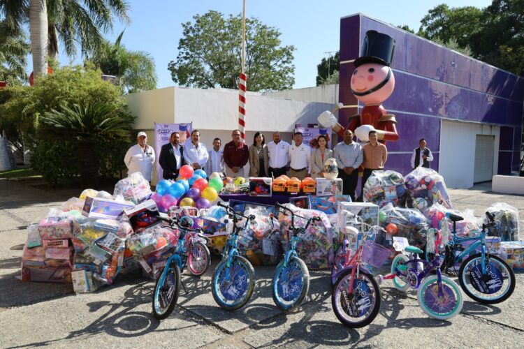 Entregan secretario general de Gobierno y su equipo de trabajo, juguetes al DIF Tamaulipas