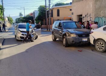 Carambola de cuatro autos en peligroso crucero de calles Zaragoza y 18; dos heridas