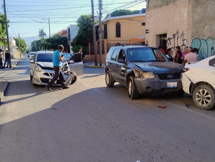 Carambola de cuatro autos en peligroso crucero de calles Zaragoza y 18; dos heridas