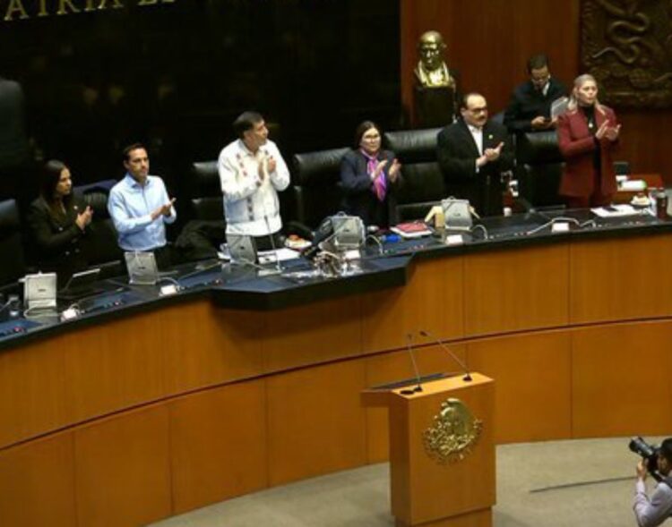 Senado despide a la actriz Silvia Pinal con un minuto de aplausos