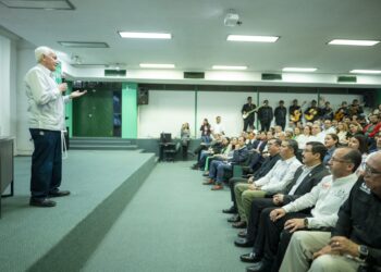 Decano de la UAT, Luis Navarro Roso, se despide de la cátedra con emotivo homenaje