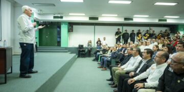 Decano de la UAT, Luis Navarro Roso, se despide de la cátedra con emotivo homenaje