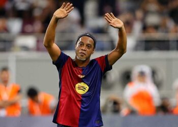 El brasileño Ronaldinho marca golazo en u partido de leyendas