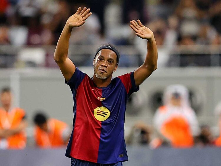 El brasileño Ronaldinho marca golazo en u partido de leyendas