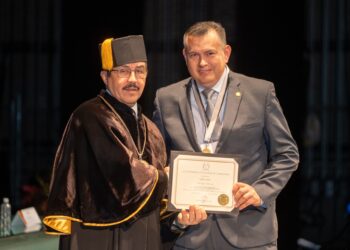 Entrega rector Dámaso Anaya el premio Investigación de Excelencia a profesor de la FIC-UAT