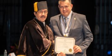 Entrega rector Dámaso Anaya el premio Investigación de Excelencia a profesor de la FIC-UAT