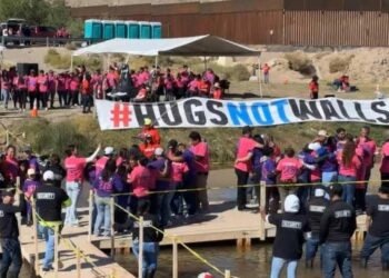 Cientos de familias se abrazan en la frontera México-EU: #Hugs Not Walls